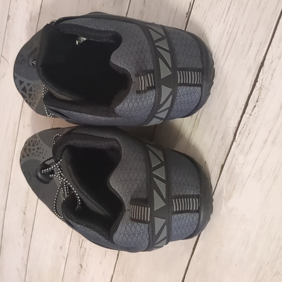 Unisex Water Shoes in Black or Gray - Picture 3 of 12